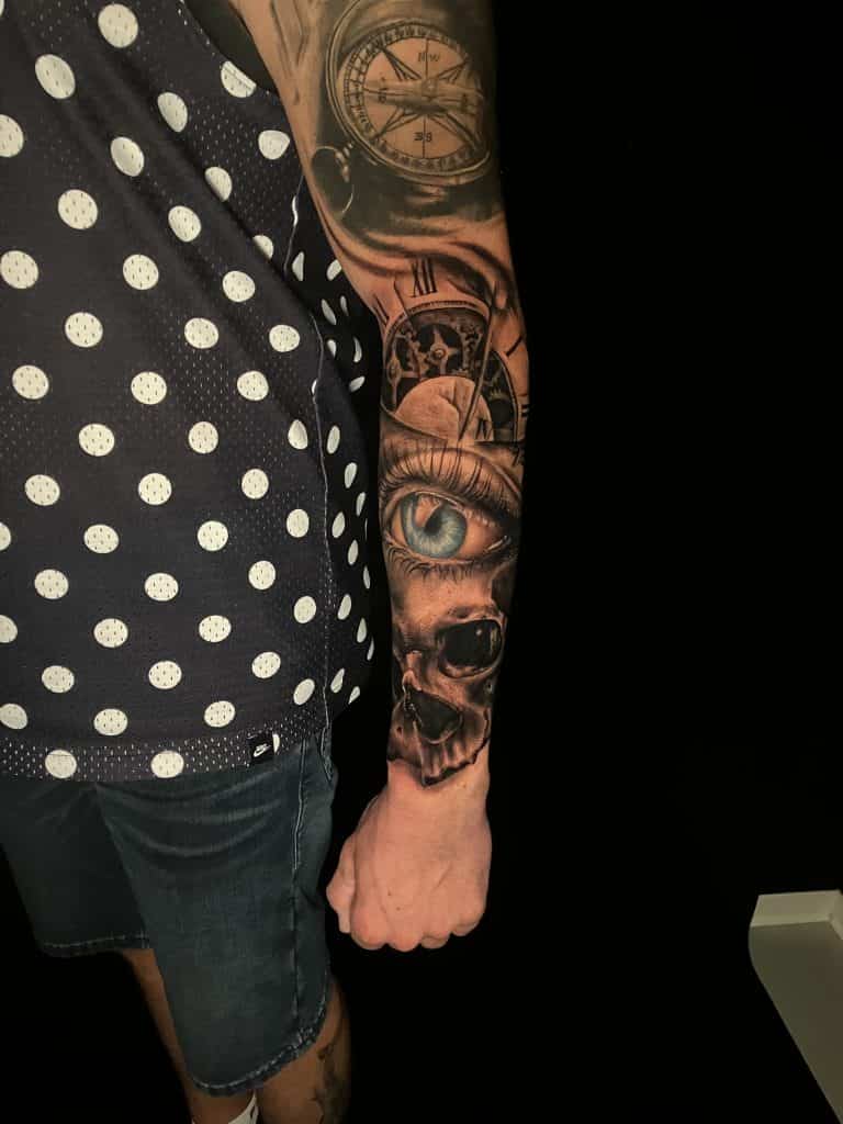 realismus tattoo stil
