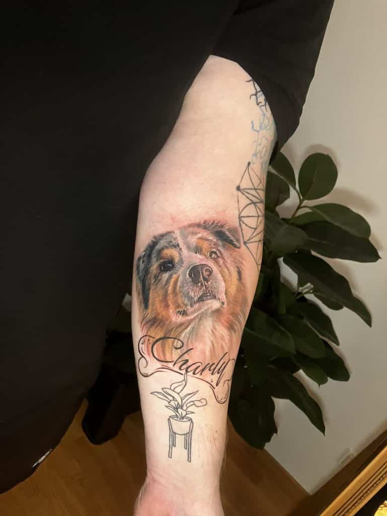 realismus tattoo hund